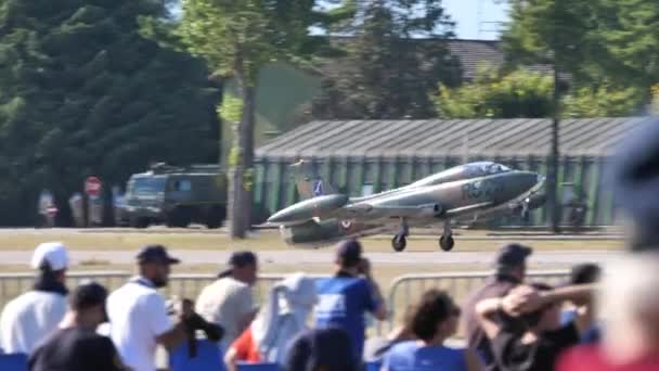 Avião de guerra fria em cores miméticas vintage pousando durante um show aéreo — Vídeo de Stock
