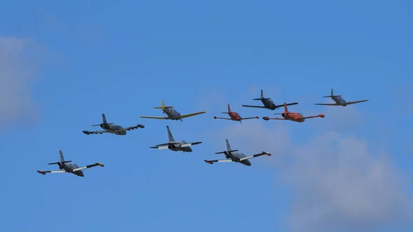 Έλικες και αεροσκάφη στρατιωτική εκπαιδευτής αεροπλάνα που πετούν σε σχηματισμό σε τεράστια ομάδα — Φωτογραφία Αρχείου