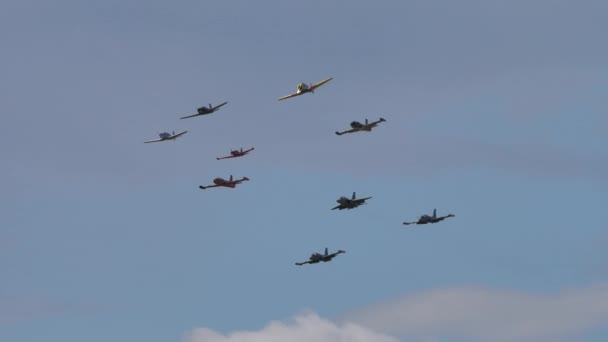 Gran grupo de aviones militares a reacción y hélice en vuelo demostrando las altas habilidades de los pilotos italianos — Vídeo de stock