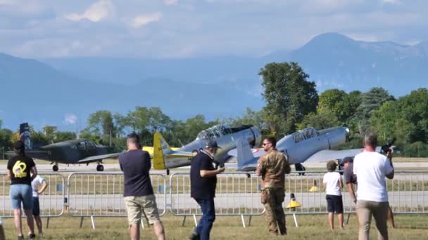 Aviões de hélice aguardando decolagem na pista durante um show aéreo — Vídeo de Stock