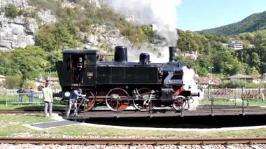 Eski buharlı lokomotif treni döner tabloları geride bırakır