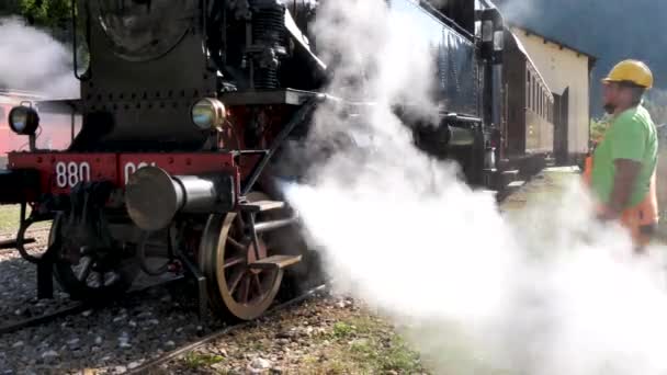 Järnvägsarbetare lägga hand på vit ånga blåsa från lok tåg — Stockvideo