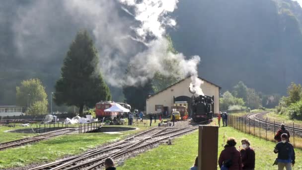 Soporte de locomotora de vapor en la antigua estación de tren — Vídeo de stock