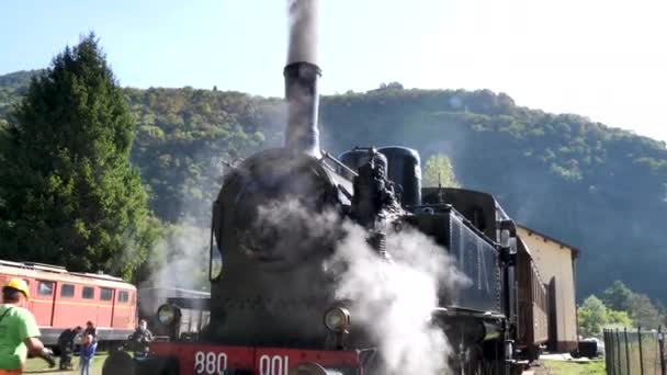 Treno locomotivo a vapore vintage attivo in stazione — Video Stock