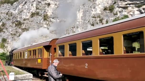 Oude locomotief trein passeren langzaam in de bergen — Stockvideo