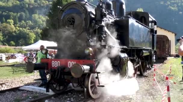Antiguo tren locomotora vintage se mueven en ferrocarril — Vídeo de stock