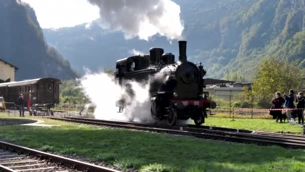 Alte Dampflokomotive fährt auf Eisenbahn im Gebirge — Stockvideo