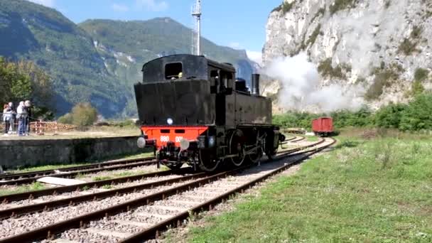 Antiguo tren locomotora negro vintage pasar de cerca — Vídeos de Stock