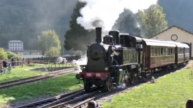 İtalya 'da sergilenen eski buharlı lokomotif tren sürücüsü