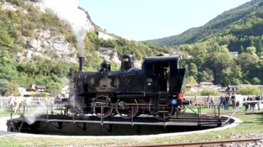 Eski buharlı lokomotif treni döner tabla teknolojisini çalıştırıyor