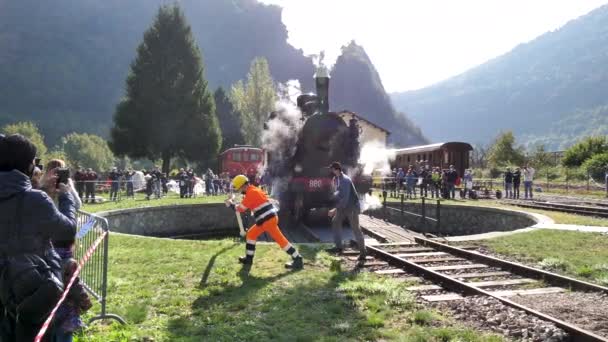 鉄道労働者はターンテーブルで古い機関車蒸気機関車を回転させる — ストック動画