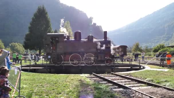 Les cheminots font tourner le vieux train à vapeur de locomotive sur la plaque tournante — Video