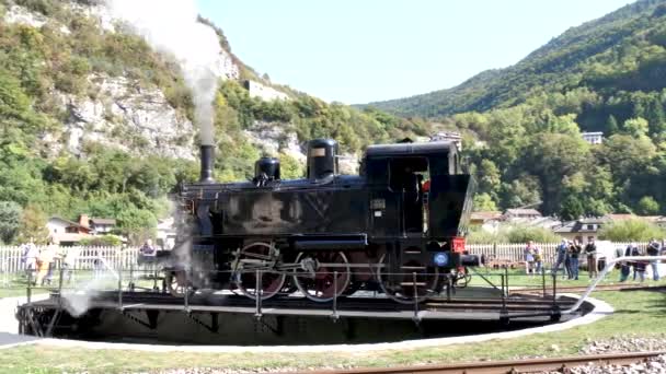 Tren de locomotora de vapor viejo encender la tecnología tocadiscos — Vídeo de stock