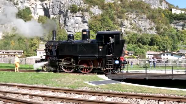 Vecchio treno a vapore marcia indietro sul giradischi ferroviario — Video Stock