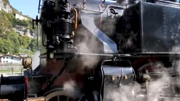 Old steam locomotive train leaving train station — Stock Video