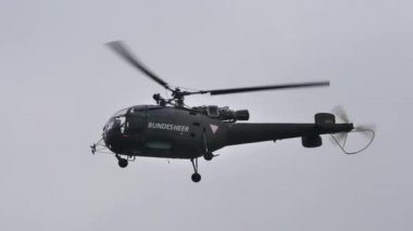 Askeri helikopter uçtuğu yeri taramak için havada dönüyor.