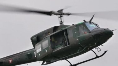 Iconic tarihi Vietnam Savaşı dönemindeki yeşil helikopter havada.