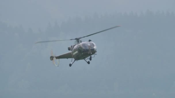 山岳空港でのヴィンテージ軍用ヘリコプター着陸 — ストック動画