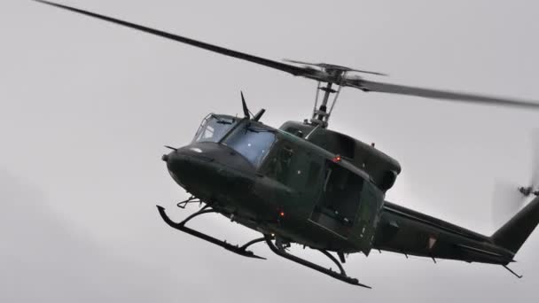 Militaire helikopter in vlucht van dichtbij. Retro helikopter in groene camouflage — Stockvideo