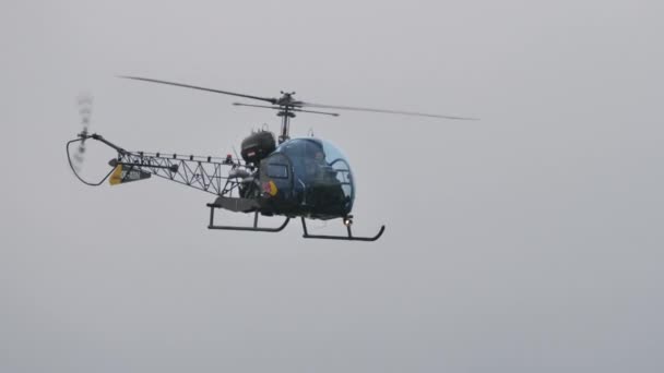 Historic helicopter in flight in a cloudy grey sky — Stock Video