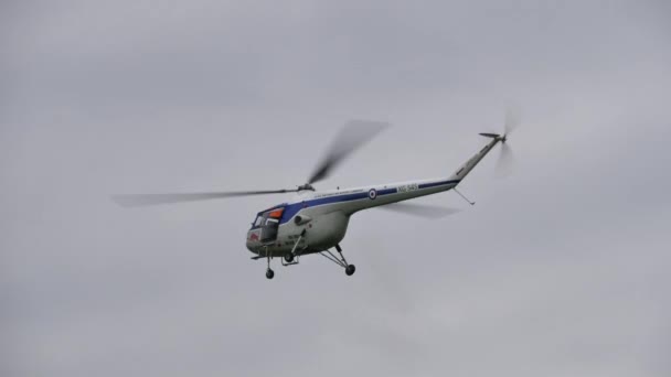 固定飛行中に回転する英国空軍のヴィンテージ珍しいヘリコプター — ストック動画