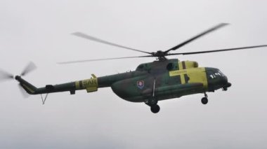 Askeri helikopter dönüyor ve düşük hızlı uçuşta düşman arıyor.