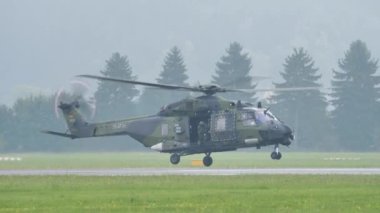 Bölük nakliye helikopteri indi ve askerler yan kapıdan ayrıldı.