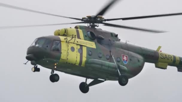 Gevechtshelikopter draait in zweven. Russische helikopter zoeken en redden — Stockvideo