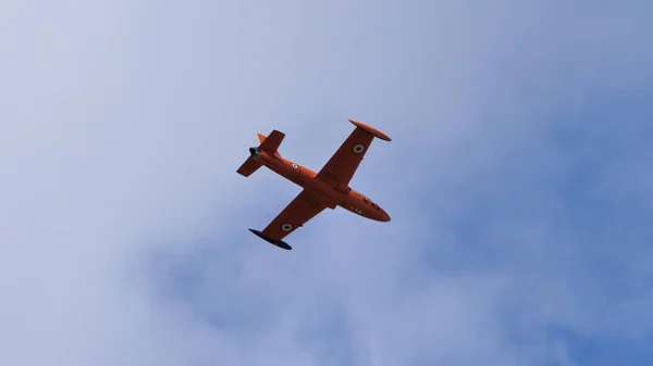 Vintage katonai kiképző repülőgép repülés a kék ég — Stock Fotó