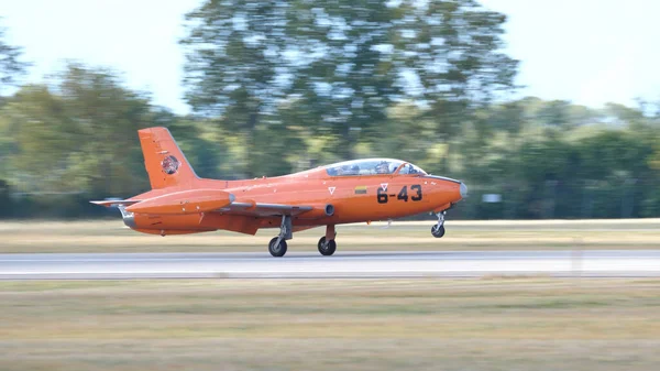 Jet training airplane of the 1950s takes off. Aermacchi MB-326 by Volafenice — 图库照片