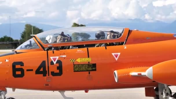 1960 'ların klasik askeri jet uçağı pilotları yakından taksiliyor. — Stok video