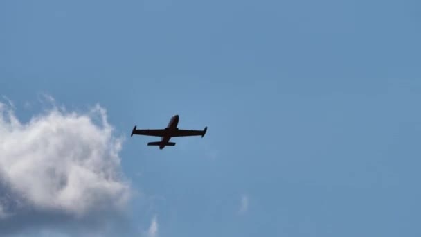 Aermacchi MB-326 by Volafenice under flygning i hög hastighet under en flyguppvisning — Stockvideo