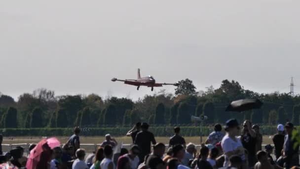 Askeri jet uçağı bir hava gösterisi sırasında iniyor ve kalabalık onu izliyor. — Stok video