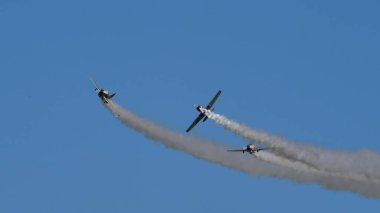 Üç uçağın tehlikeli geçişi pilotların güven ve becerilerini gösteriyor.