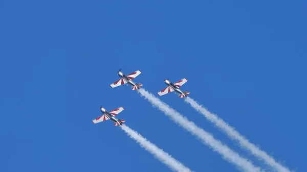 Flugzeuggruppe am blauen Himmel mit Rauch und riesigem Kopierraum — Stockfoto