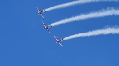 Akrobatik gösteride sıra dışı uçaklar. Sonuç kavramı için takım çalışması.