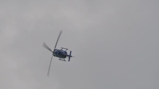 Hubschrauber führt Rollenmanöver auf Flugschau auf — Stockvideo