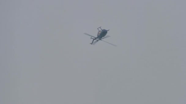 Vrtulník letí ve smyčce na letecké přehlídce — Stock video