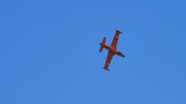 Mavi gökyüzünde, kopyalama alanı olan askeri jet uçağı.