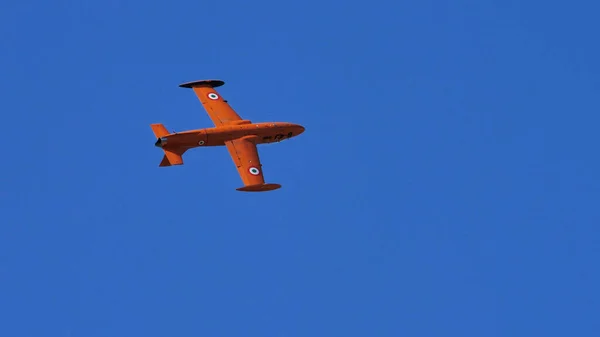 Nagy láthatóság, katonai sugárhajtású repülőgép repülés teljesen kék ég háttér — Stock Fotó