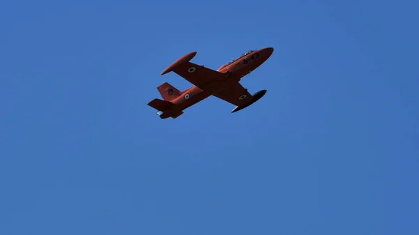 Orang, υψηλή ορατότητα, στρατιωτικό αεροπλάνο εν πτήσει με φόντο τον γαλάζιο ουρανό — Φωτογραφία Αρχείου