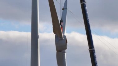 Rüzgar türbini pervanesi kabloyla kaldırıldı