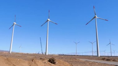 Çölde rüzgâr tarlası manzarası. Mavi gökyüzü yeşil temiz enerji üretmek için.