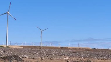 Terkedilmiş bölgedeki rüzgar türbinleri çiftliğinden geçerek yenilenebilir enerji üretiliyor.
