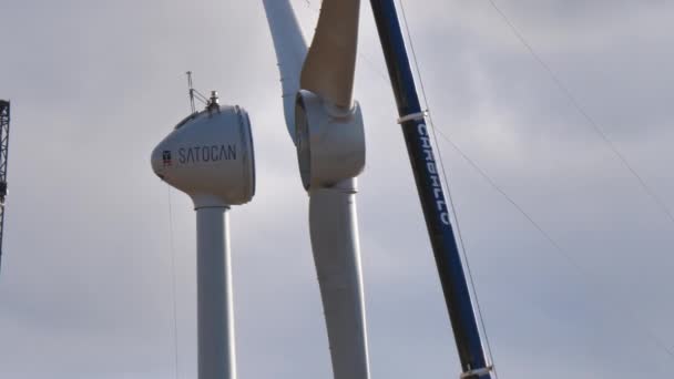 Установка лопастей ветряных турбин — стоковое видео