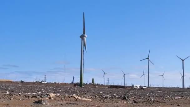 Widok na farmę wiatrową w Hiszpanii. Produkcja ekologicznej czystej energii — Wideo stockowe