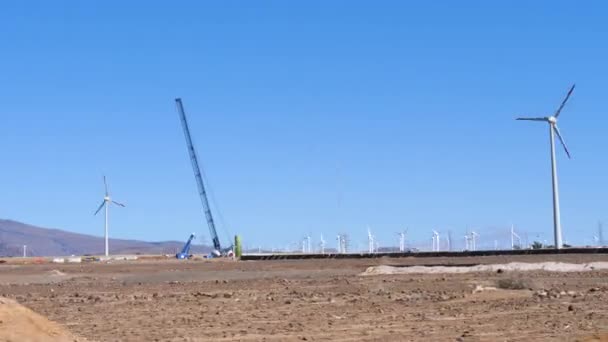 Windmolenpark in aanbouw panorama in open veld — Stockvideo