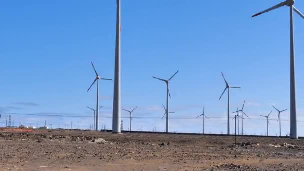 사막에 있는 거대 한 풍력 발전소를 지나면서 청정 에너지를 생산 한다 — 비디오