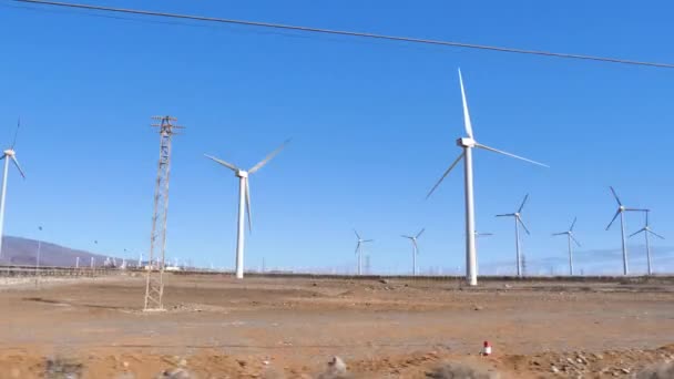 Větrné farmy turbíny točit ve větrném dni produkovat čistou zelenou energii — Stock video