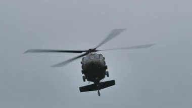 Sikorsky S-70 Kara Şahin askeri helikopteri yan yana uçuyor.